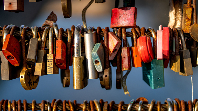 Padlocks op een rij, symbolisch ter ondersteuning aan cybersecurity blog over waarom wachtwoorden verleden tijd moeten zijn