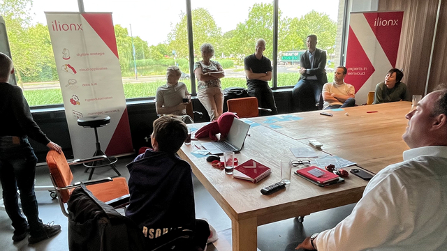 Twee jonge Bazen van Morgen en ilionx collega's om de tafel tijdens de JINC Baas van Morgen Dag 2025