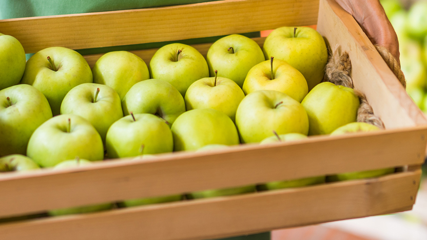 Gele appels in een houten kist gepresenteerd, ter ondersteuning aan het FSSC klantverhaal